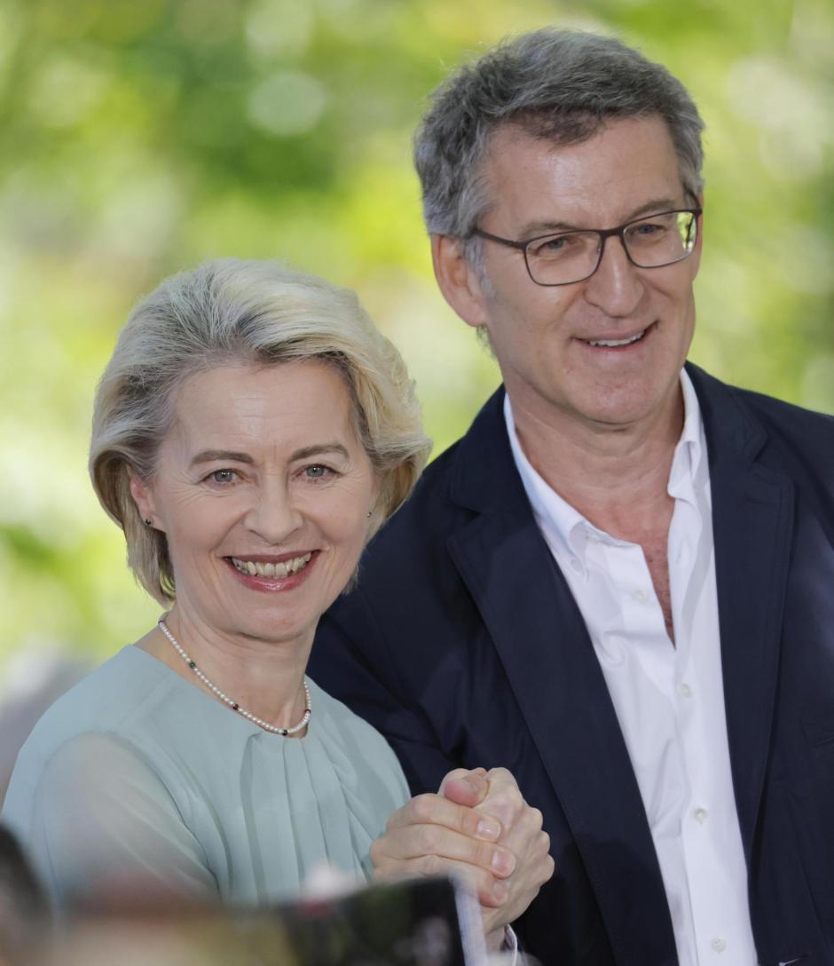 La presidenta de la Comisión Europea, Ursula von der Leyen (i), junto al presidente del Partido Popular, Alberto Núñez Feijóo (d) en un mitin este mes de junio