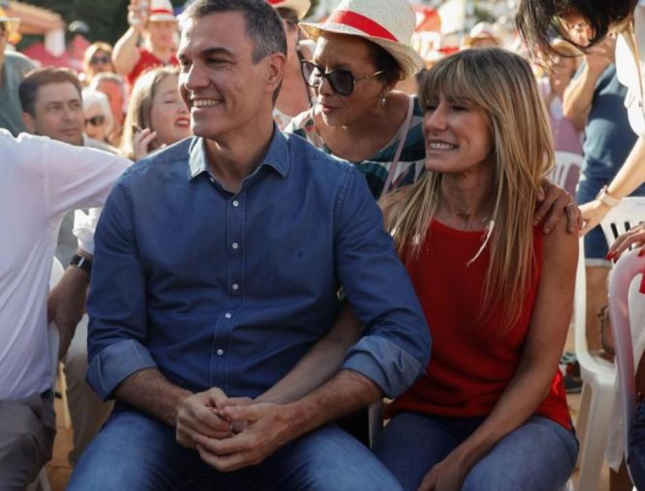 Pedro Sánchez y Begoña Gómez en un acto electoral en Benalmádena