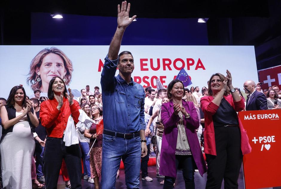Pedro Sánchez, junto a Teresa Ribera, Leire Pajín, Diana Morant y Sandrá Gómez, en un acto de las eleciones europeas, en Valencia