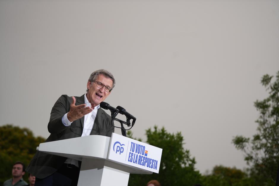 Alberto Núñez Feijóo, junto a Carlos Mazón y Dolors Montserrat, en el cierre de campaña