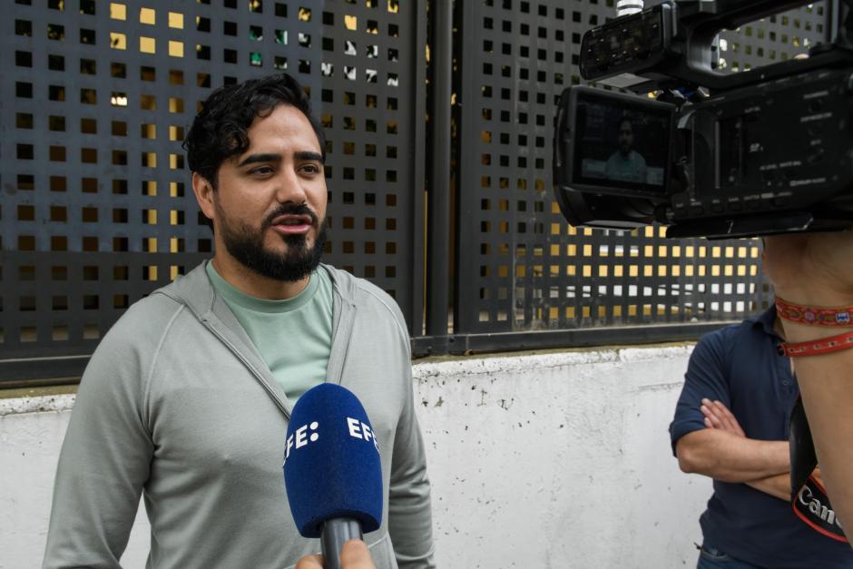 Alvise Pérez, atiende a EFE tras ejercer su derecho al voto