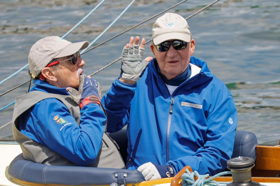 El Rey Don Juan Carlos con su amigo Pedro Campos, a bordo del Bribón, este viernes en Sangenjo