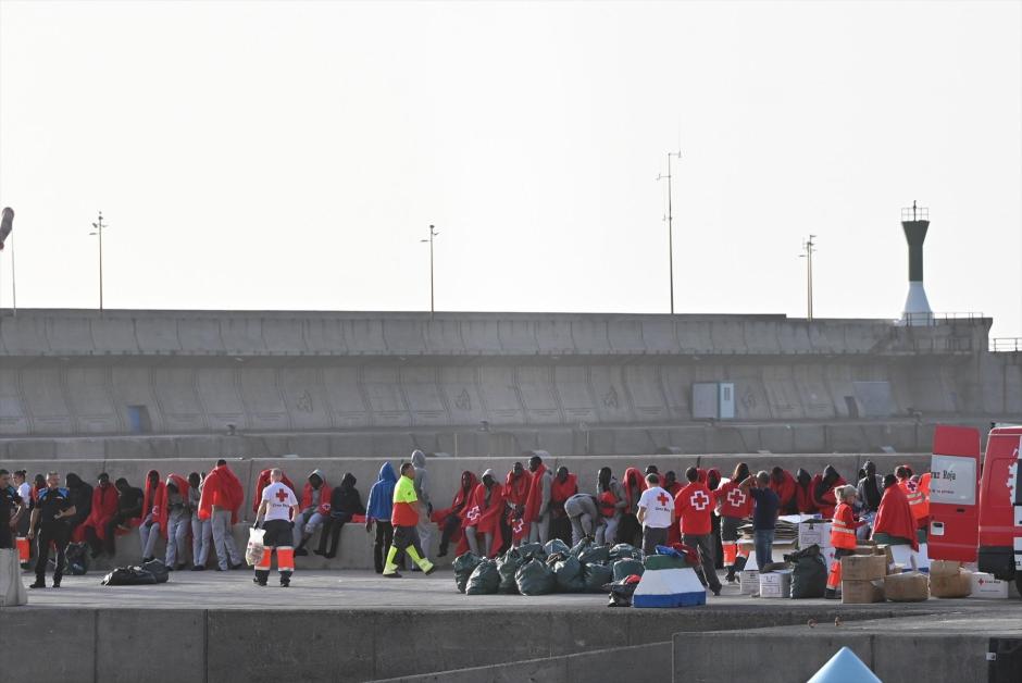 Decenas de migrantes son atendidos por los equipos de Emergencias de Canarias, en el Puerto de La Estaca (El Hierro)