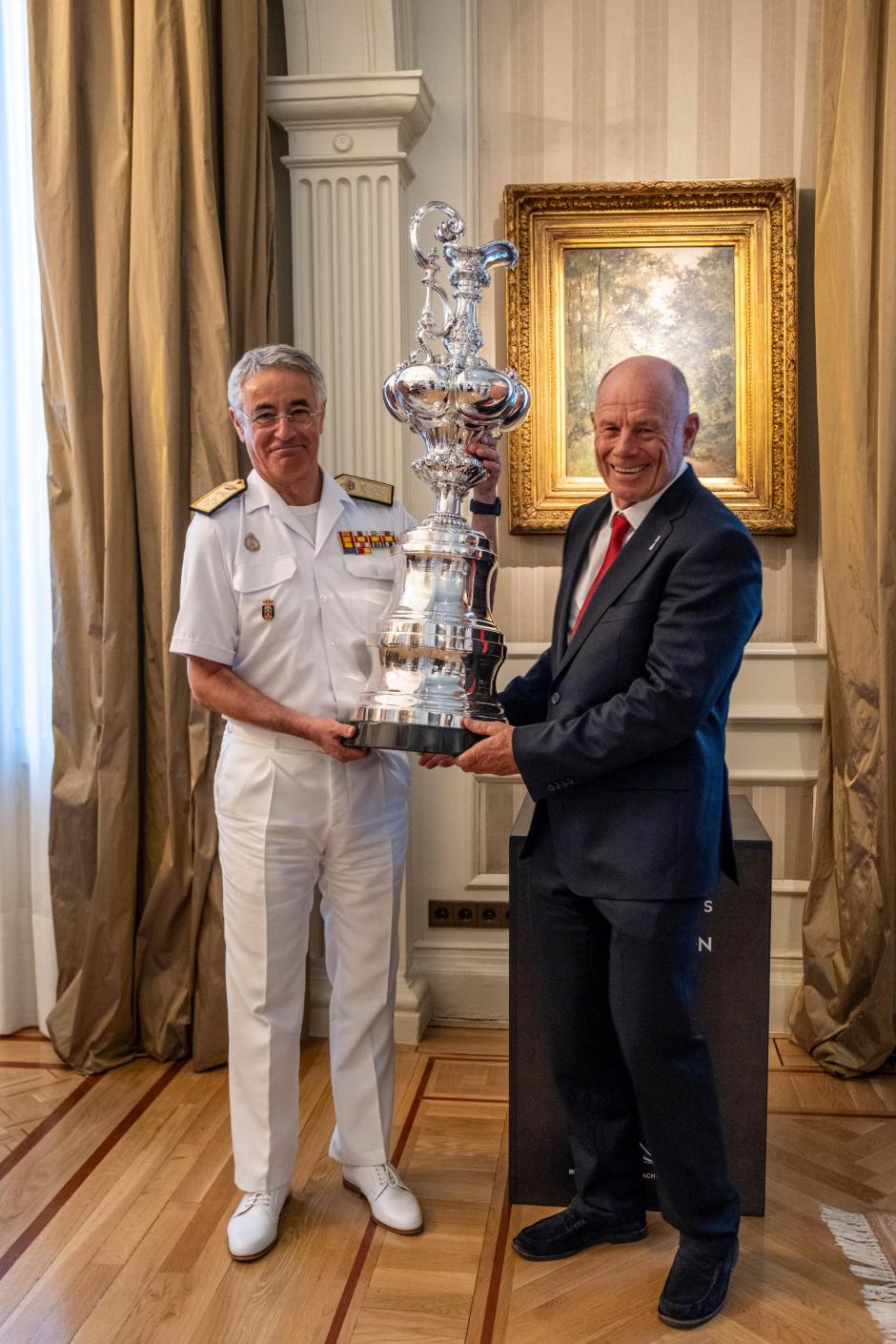 El Almirante Jefe de Estado Mayor de la Armada, Antonio Piñeiro Sánchez, y el CEO de la America’s Cup - Copa América -, Grant Dalton