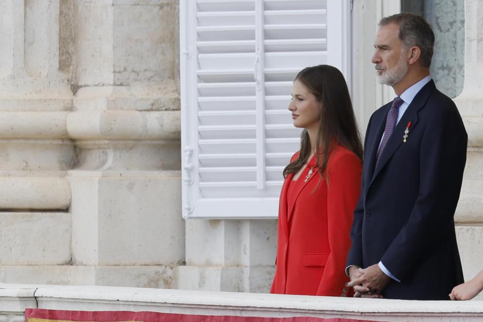 Doña Leonor (i), Princesa de Asturias, y el Rey Felipe VI (d) en el balcón del Palacio Real en Madrid