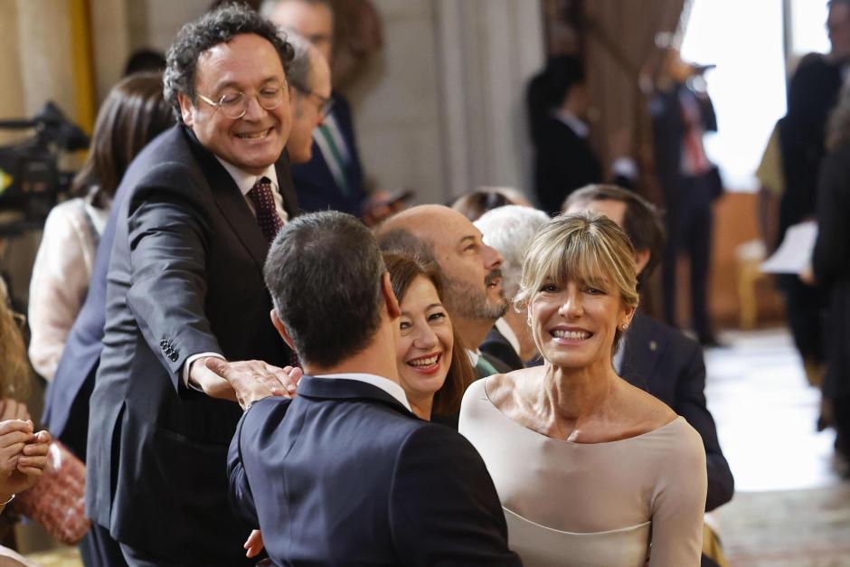 El presidente del gobierno, Pedro Sánchez (delante), su esposa, Begoña Gómez (d), el fiscal general del Estado de España, Álvaro García Ortiz (i), y la presidenta del Congreso, Francina Armengol (c)