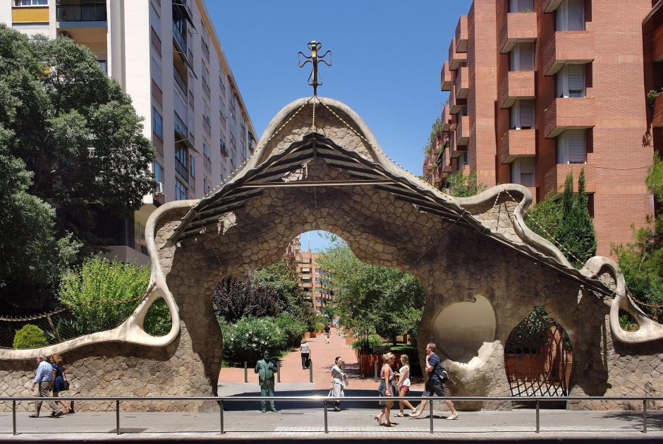 Portal de la Finca Miralles, en Barcelona