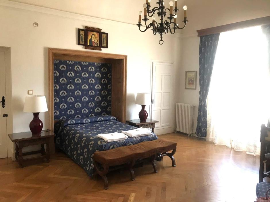 Una de las cálidas y confortables habitaciones de la hospedería Santa Cruz del Valle de los Caídos