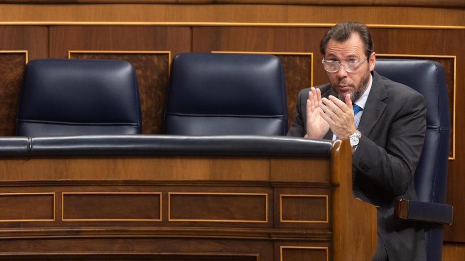 El ministro de Transportes y Movilidad Sostenible, Óscar Puente, aplaude durante una sesión de control al Gobierno, en el Congreso