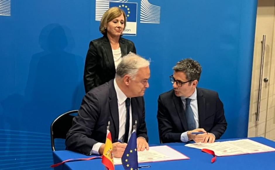 Esteban González Pons y Félix Bolaños, durante la firma del acuerdo