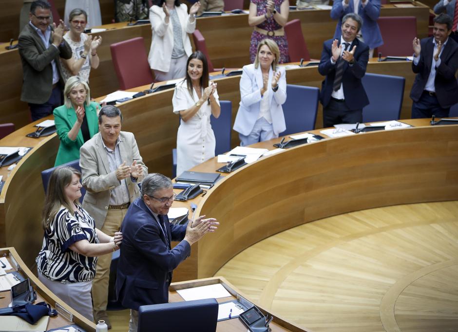 Carlos Mazón y otros miembros del Consell, aplauden a José Antonio Rovira tras aprobar la Ley de Libertad Educativa