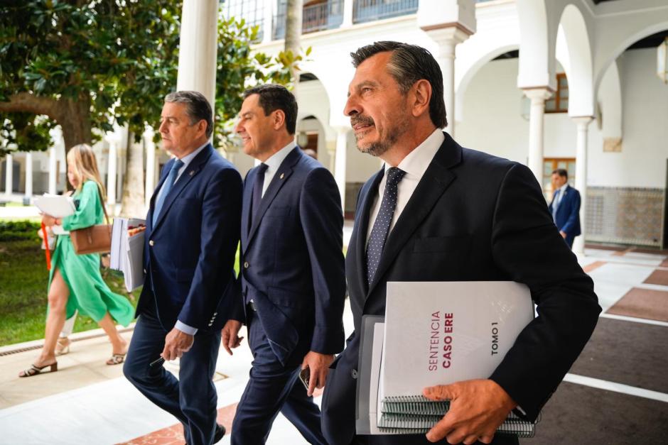 El portavoz parlamentario del PP andaluz, Toni Martín, con la sentencia del caso ERE bajo el brazo, acompañando a Juanma Moreno y al consejero de la Presidencia, Antonio Sanz, en el Parlamento de Andalucía