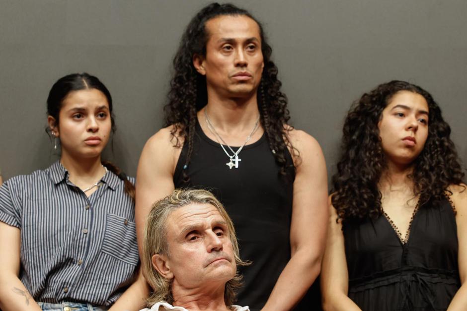 El productor teatral español Nacho Cano junto a algunos de los actores de 'Malinche'