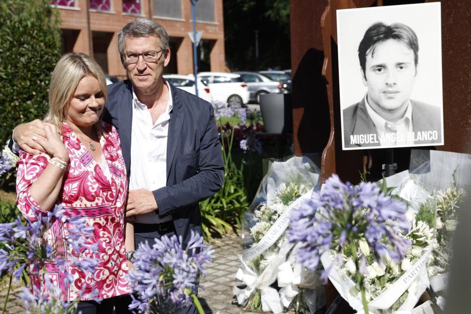 -El presidente del PP, Alberto Núñez Feijóo (d), ha participado este miércoles en Ermua, en el homenaje de su partido al concejal de la localidad vizcaína secuestrado y asesinado por ETA en 1997, Miguel Ángel Blanco