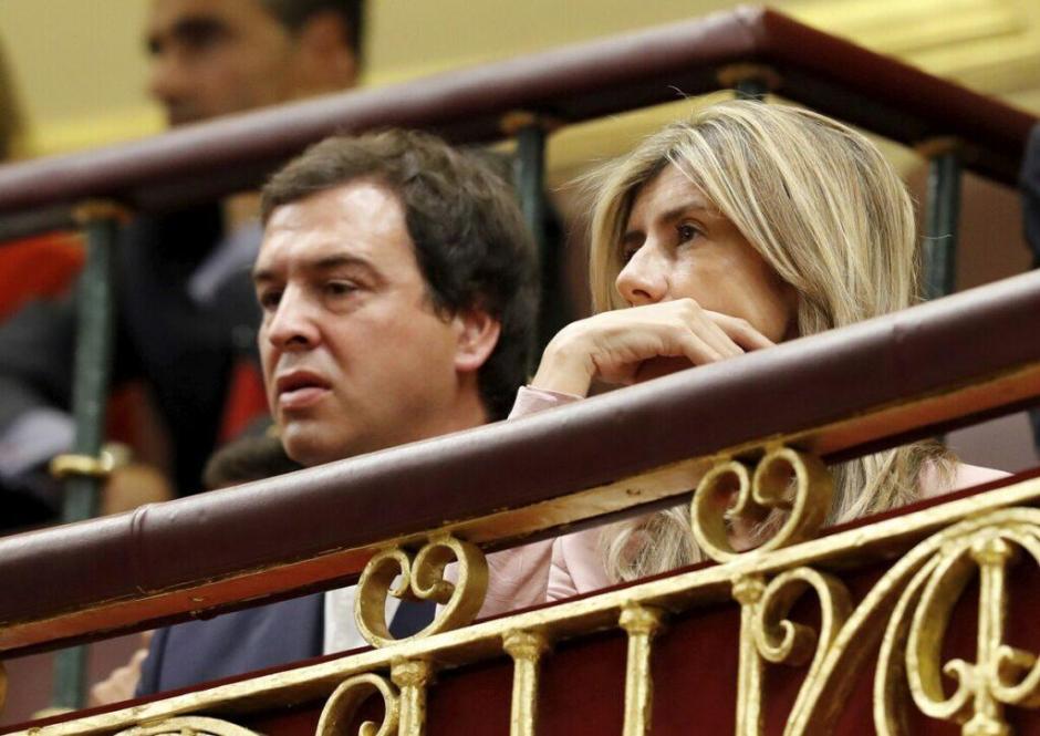 El hermano y la mujer de Pedro Sánchez, en una imagen de archivo en la tribuna del Congreso