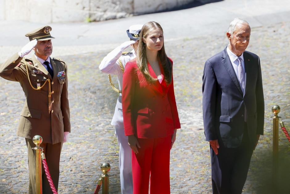 La Princesa de Asturias recibe honores junto al presidente de Portugal, Marcelo Rebelo de Sousa, a su llegada al Palacio de Belém