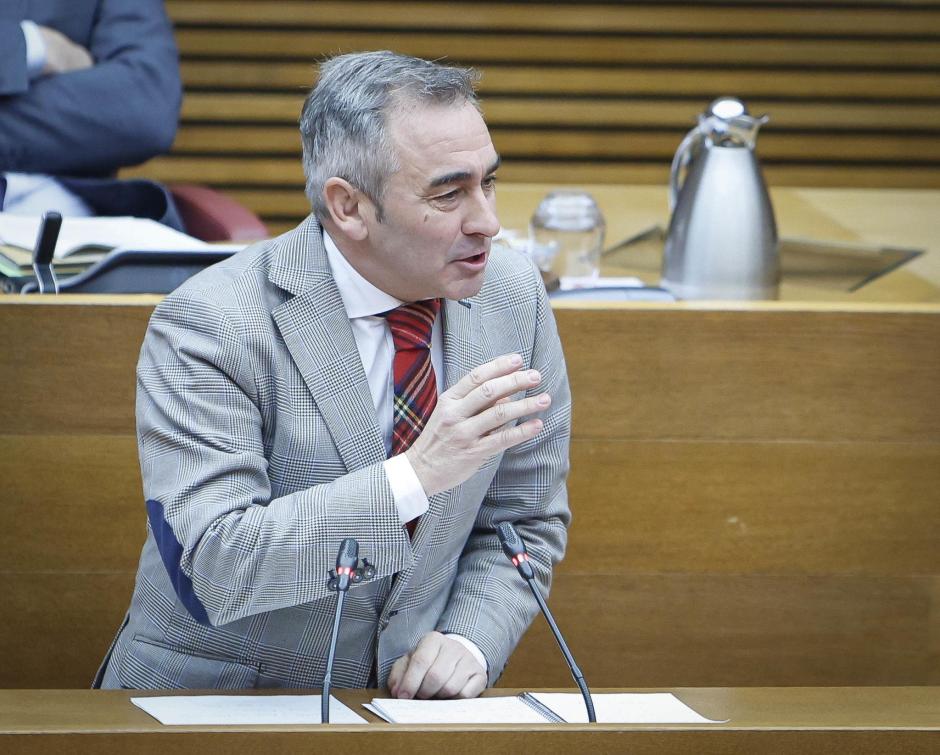 Miguel Barrachina, consejero de Agricultura, Agua, Ganadería y Pesca, durante una intervención en las Cortes Valencianas