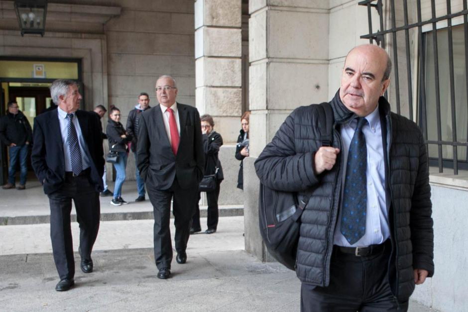 El exconsejero Gaspar Zarrías, en primer plano, a su llegada a los juzgados, en una imagen de archivo