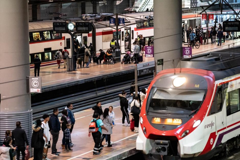 Varios pasajeros en la estación de Cercanías de Atocha
