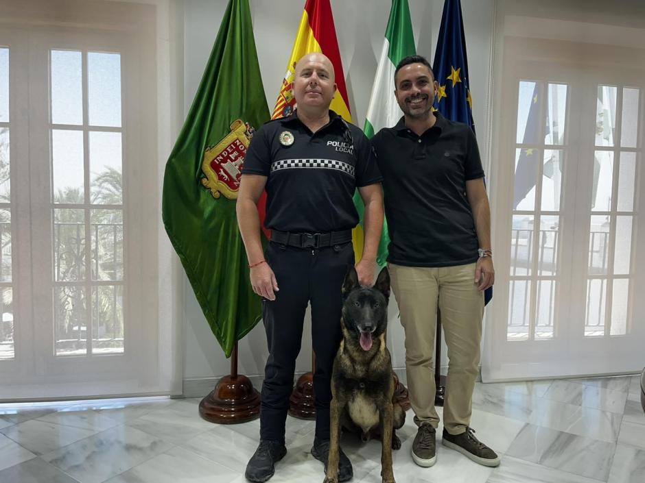 El perro, junto a su guía, será responsable de realizar patrullas en varias áreas del municipio