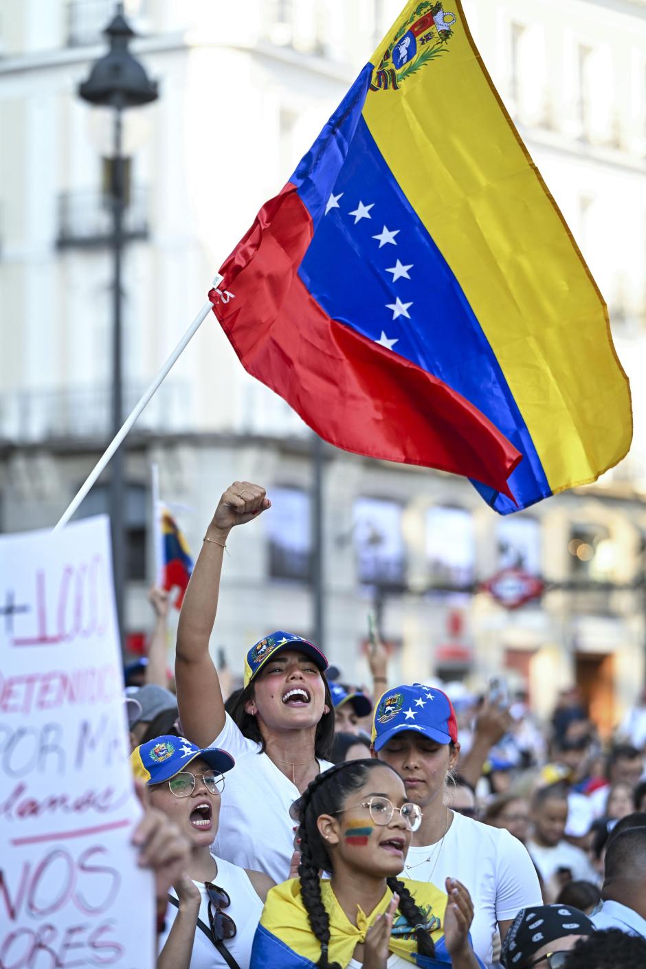 Vista de la manifestación convocada "en favor de la libertad de Venezuela y en rechazo al fraude electoral", este sábado en la Puerta del Sol en Madrid. EFE/ Fernando Villar
