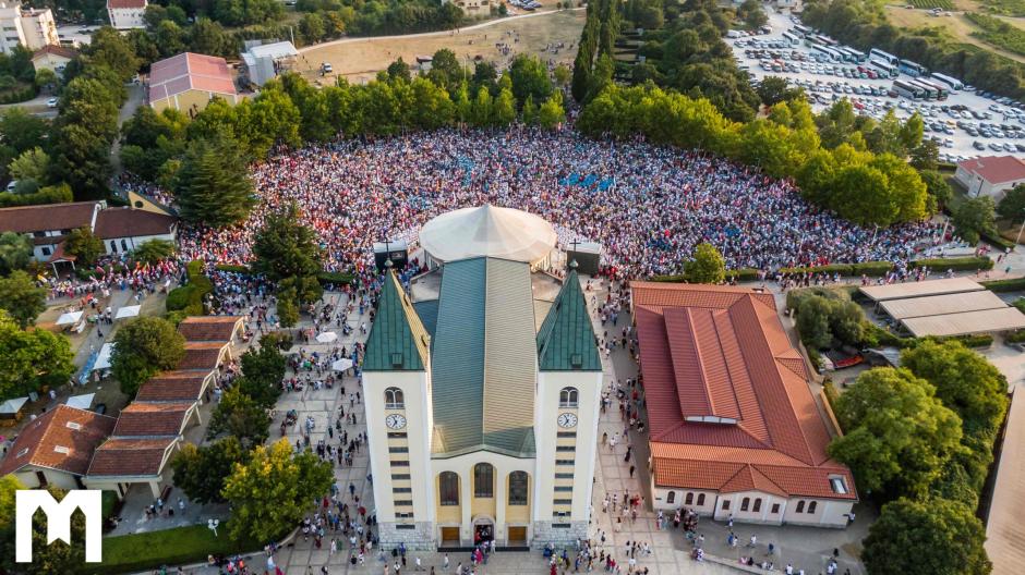 La explanada frente a la iglesia de Medjugorje, llena de jóvenes la semana pasada