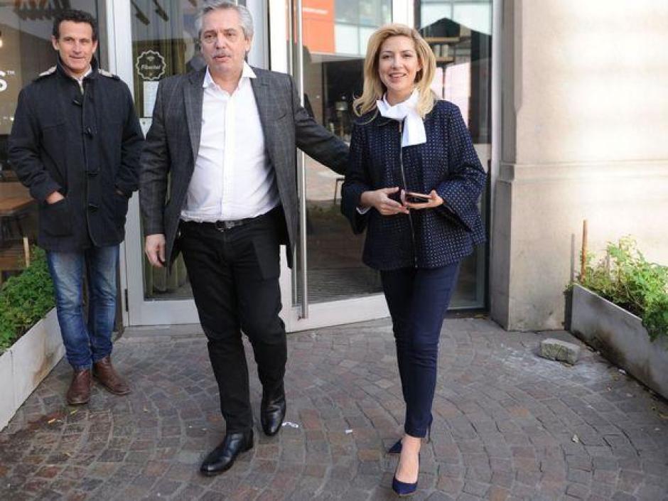 Alberto Fernández, con su pareja, Fabiola Yáñez