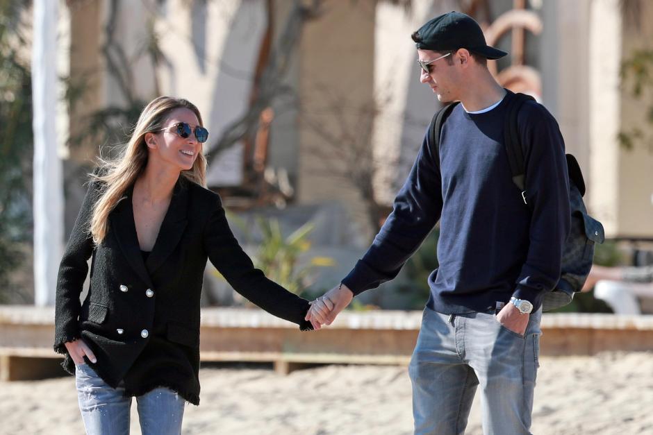 Soccer player Álvaro Morata and Alice Campello in Ibiza on Tuesday 26 February 2019.
En la foto paseando de la mano