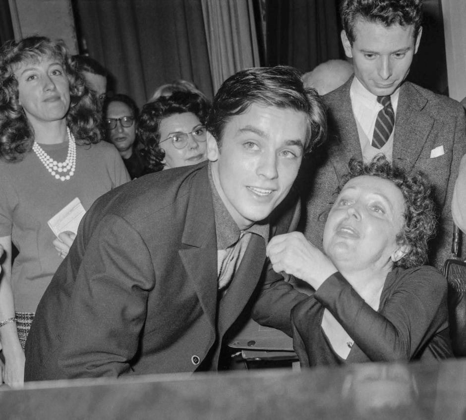 Alain Delon y Edith Piaf en 1959