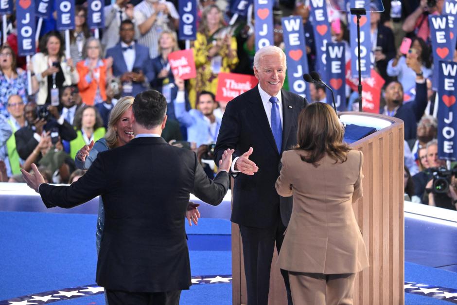 Biden y Kamala Harris se abrazan durante la Convención
