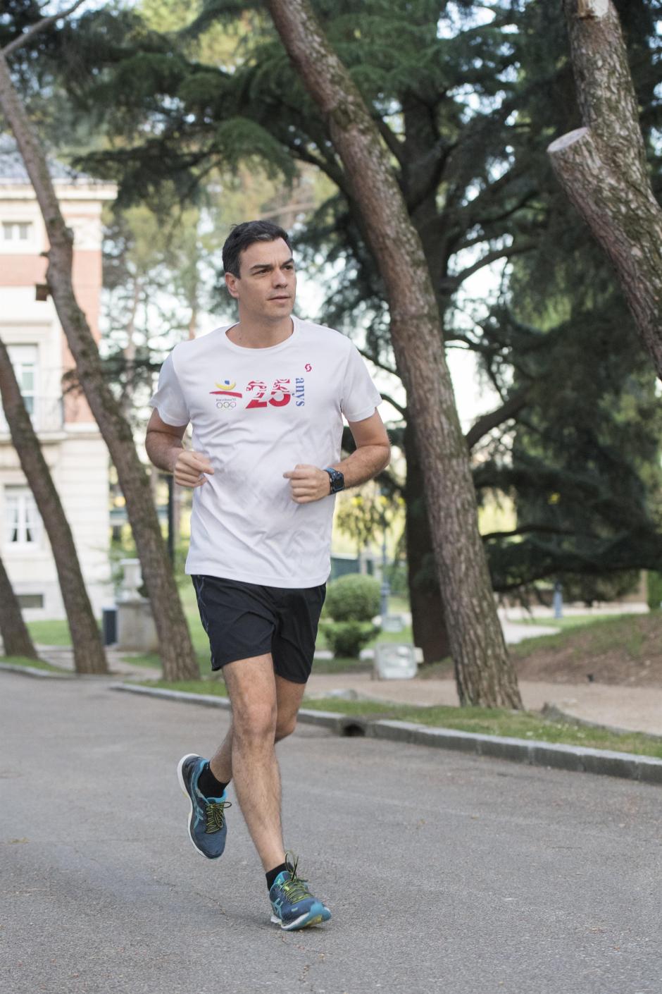 18/06/2018 Pedro Sánchez practicando deporte en el complejo de La Moncloa.
El presidente del Gobierno, Pedro Sánchez, ha animado este lunes a la selección española de fútbol en el Mundial que se está celebrando en Rusia y ha asegurado que una victoria de 'la Roja' sería "un regalo" para el conjunto de la sociedad.
ESPAÑA EUROPA MADRID POLÍTICA
MONCLOA