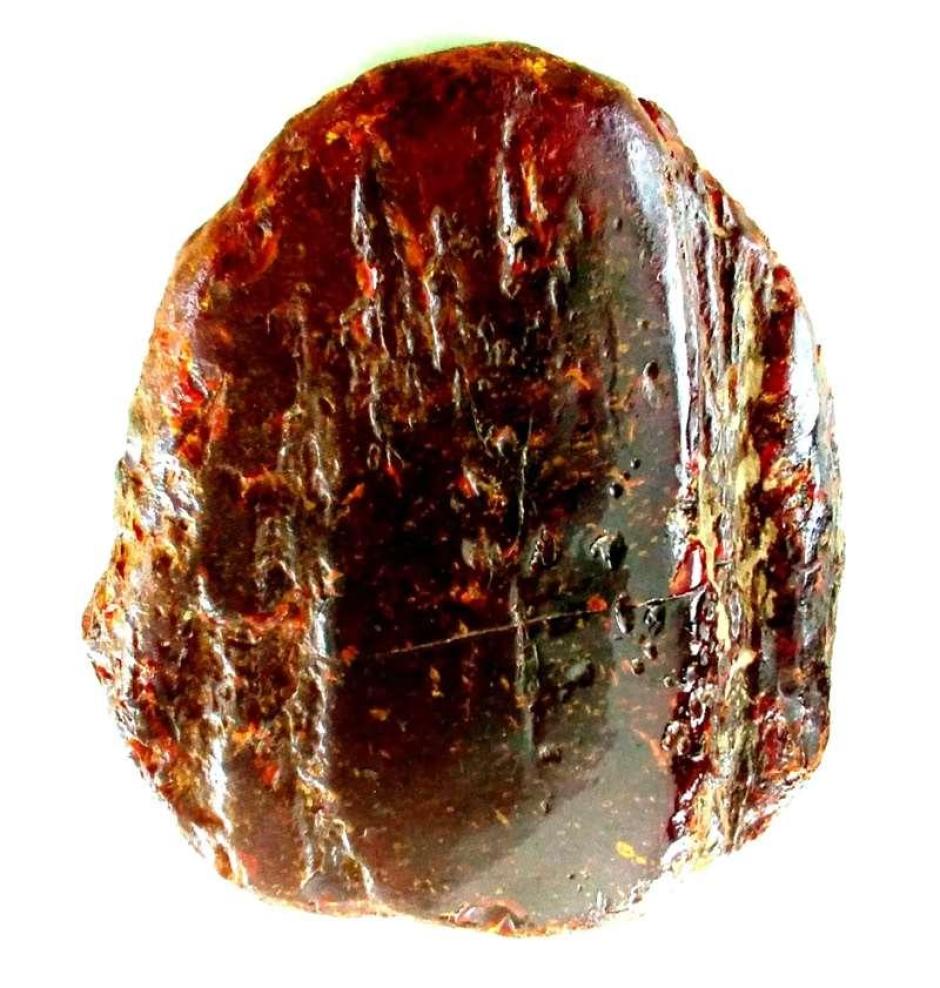 La piedra de ámbar utilizada por la mujer