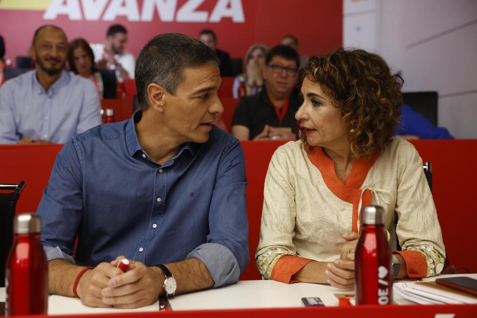 El líder socialista y presidente del Gobierno, Pedro Sánchez (i), habla con la vicepresidenta primera del Gobierno y ministra de Hacienda, María Jesús Montero