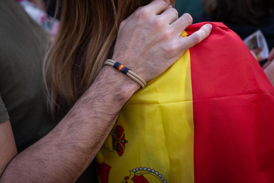 Una persona con una pulsera con la bandera de España durante una manifestación contra la amnistía, a 12 de noviembre de 2023, en Barcelona, Catalunya (España). Convocada por el PP, se ha celebrado una concentración en Barcelona tras el pacto entre el PSOE y Junts que ha tenido lugar en Bruselas para investir al presidente del Gobierno en funciones y candidato socialista a la reelección, Pedro Sánchez. El pacto incluye una posible ley de amnistía. Esta es una de las muchas concentraciones que el Partido Popular ha convocado por toda España en protesta por el acuerdo de investidura.
12 NOVIEMBRE 2023;MANIFESTACIÓN;CONCENTRACIÓN;AMNISTÍA;PP;PARTIDO POPULAR;ACUERDO;INVESTIDURA;PSOE;JUNTS
Pau Venteo / Europa Press
(Foto de ARCHIVO)
12/11/2023