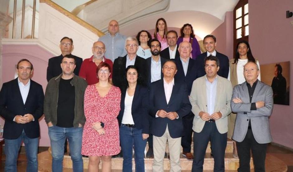 Carlos Mazón, junto a Águeda Micó, de Compromís, y José Muñoz, del PSPV-PSOE, en un acto de la plataforma en 2022