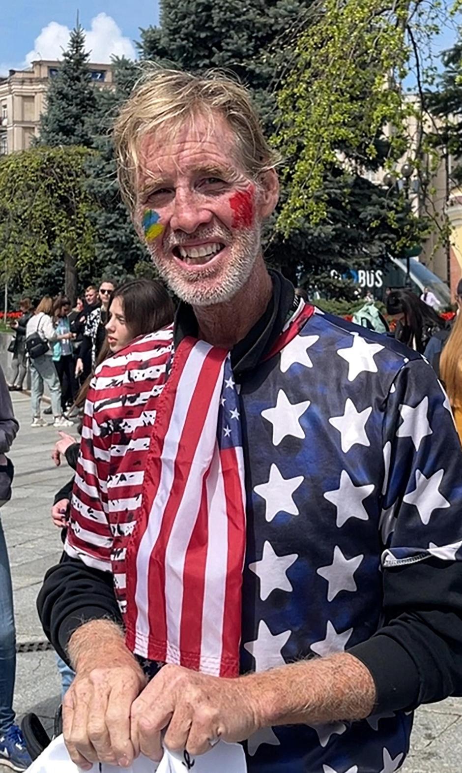 Ryan Wesley Routh portaba un rifle estilo AK-47 cerca del límite del campo de golf de Trump