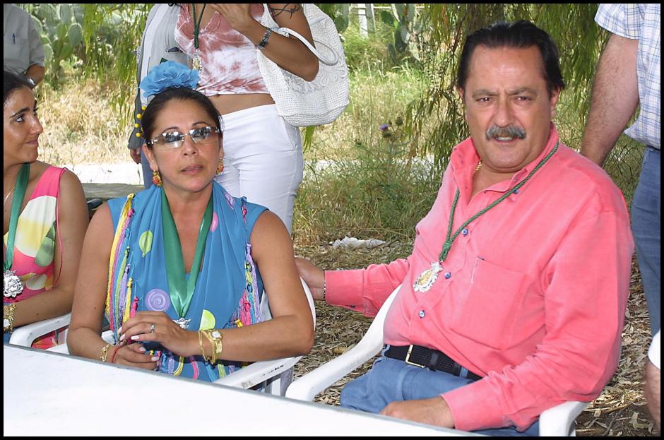 La cantante y Julián Muñoz durante la romería del RocíoCR / LA / Â©KORPA
04/06/03
HUELVA