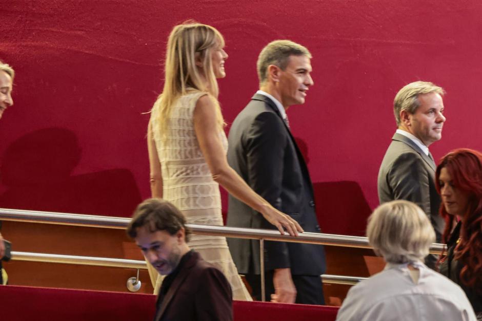 Begoña Gómez y Pedro Sánchez buscan su butaca en el Kursaal de San Sebastián, donde han seguido la entrega del Premio Donostia a Pedro Almodóvar