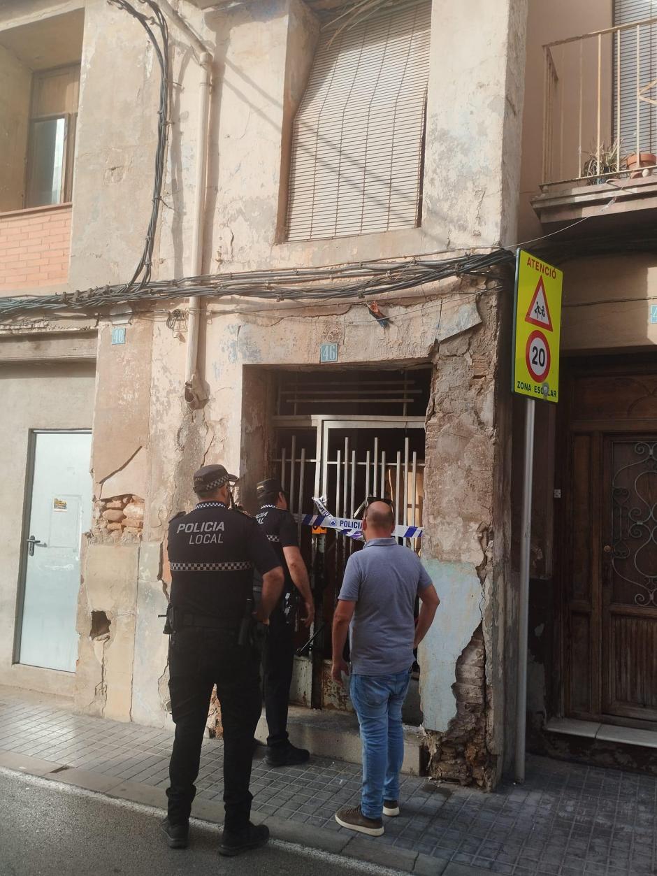 Imagen del desaojo de los okupas de la casa en mal estado en Burriana, Castellón