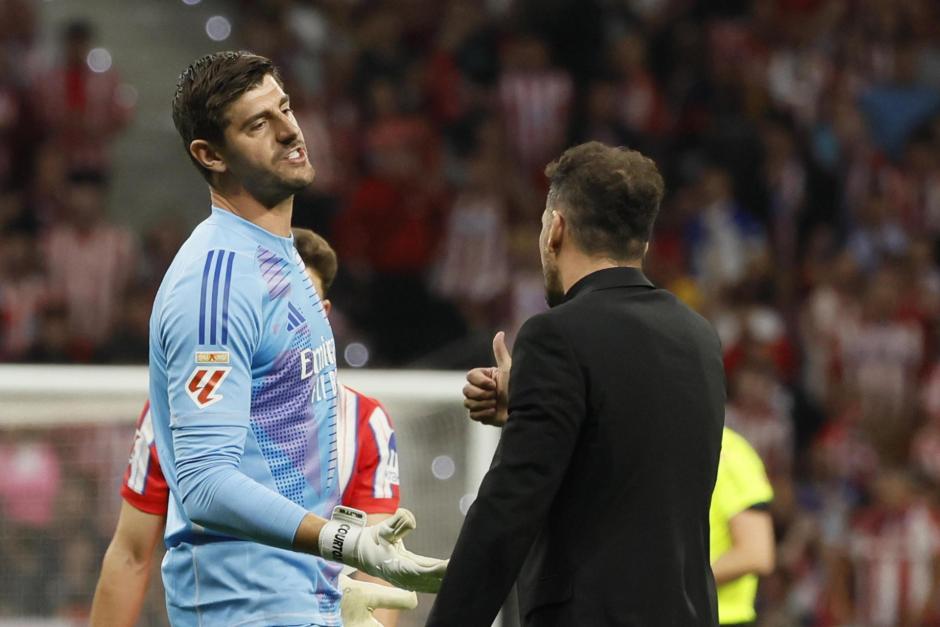 Courtois habla con Simeone tras el lanzamiento de objetos