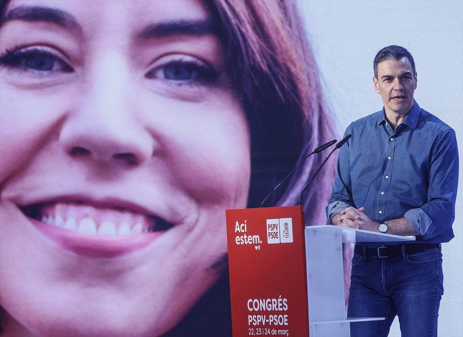 El presidente del Gobierno, Pedro Sánchez, con la ministra de Ciencia de fondo, Diana Morant