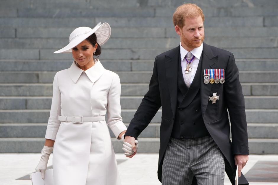 Prince Harry and Meghan Markle,Duchess of Sussex attending a service of thanksgiving for the reign of Queen Elizabeth II in London Friday June 3, 2022 on the second of four days of celebrations to mark the Platinum Jubilee.
En la foto paseando de la mano