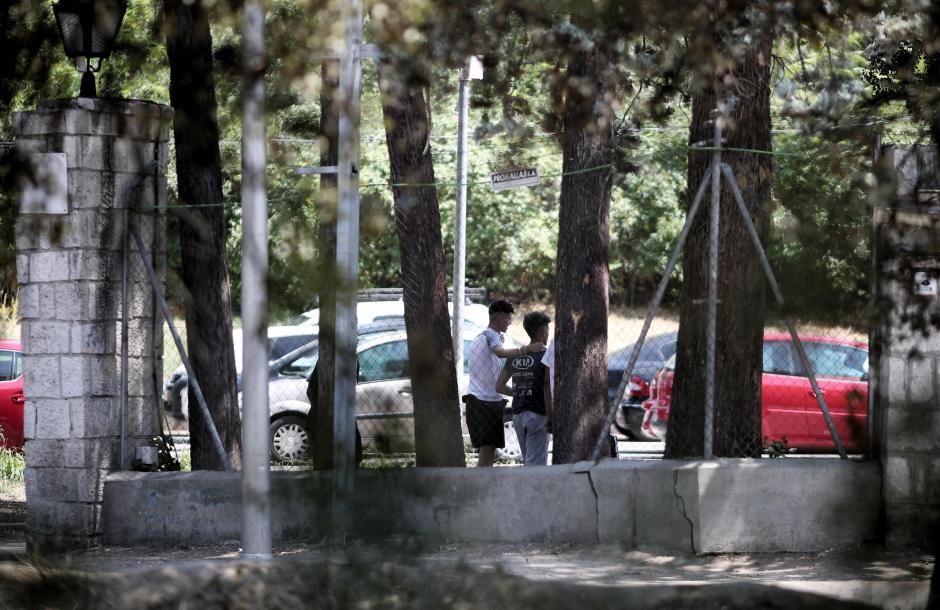Dos menas caminan por las inmediaciones del centro de acogida de la Casa de Campo