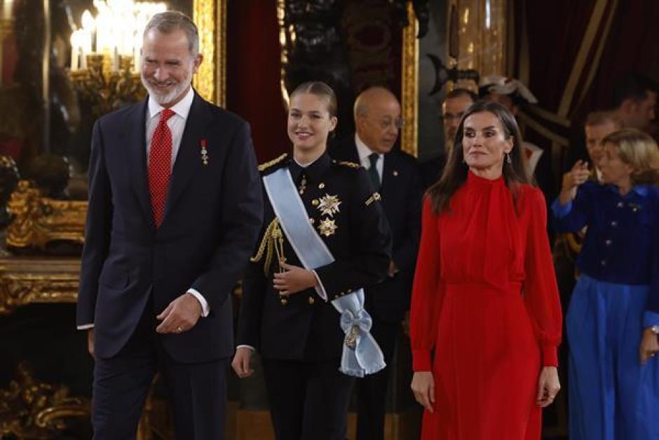 Los reyes Felipe y Letizia, acompañados por la princesa de Asturias, Leonor de Borbón, a su llegada a la recepción con motivo del día de la Fiesta Nacional de España