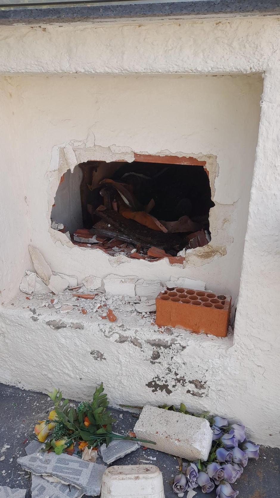 Un nicho profanado del cementerio de Tabarca