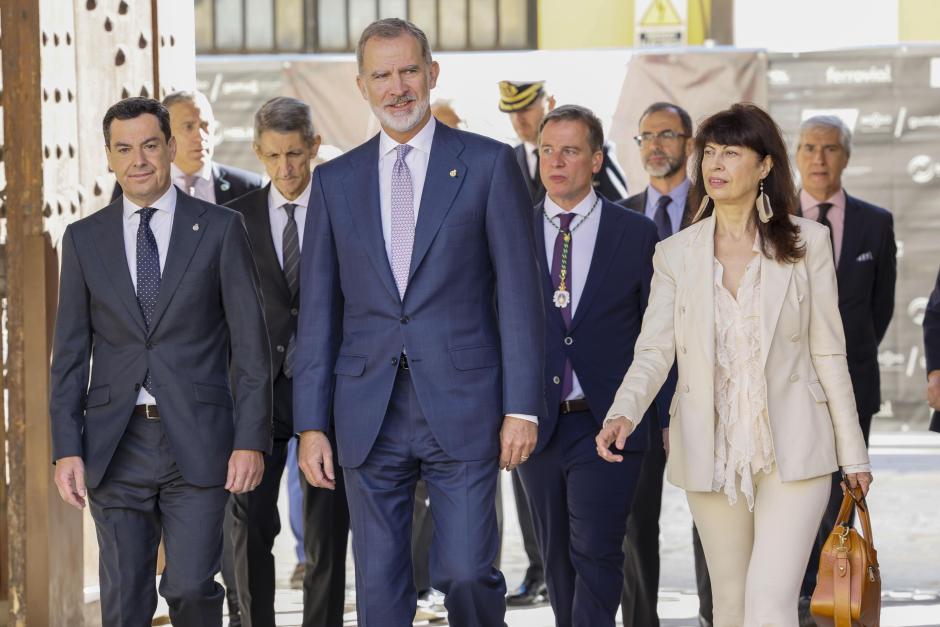 El rey Felipe VI, la ministra de igualdad Ana Redondo y el presidente de Andalucía, Juanma Moreno, este lunes en Sevilla