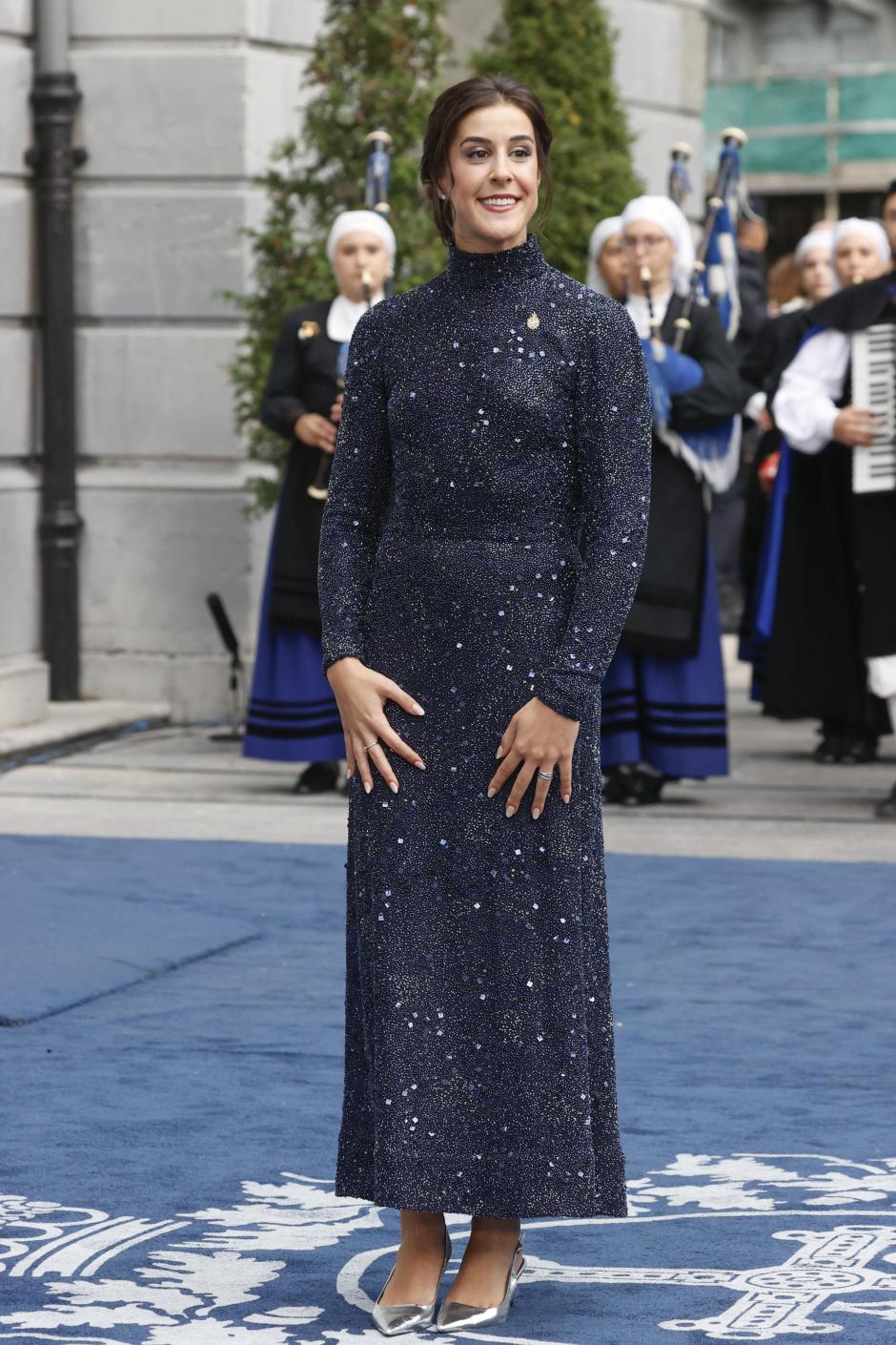 Nuestra fabulosa olímpica de Badmington, con un fachón de campeonato, ha elegido un precioso vestido recto con escote al cuello y manga larga en azul marino. Con pedrería discreta y un corte impecable, ha sido la mejor vestida del evento.