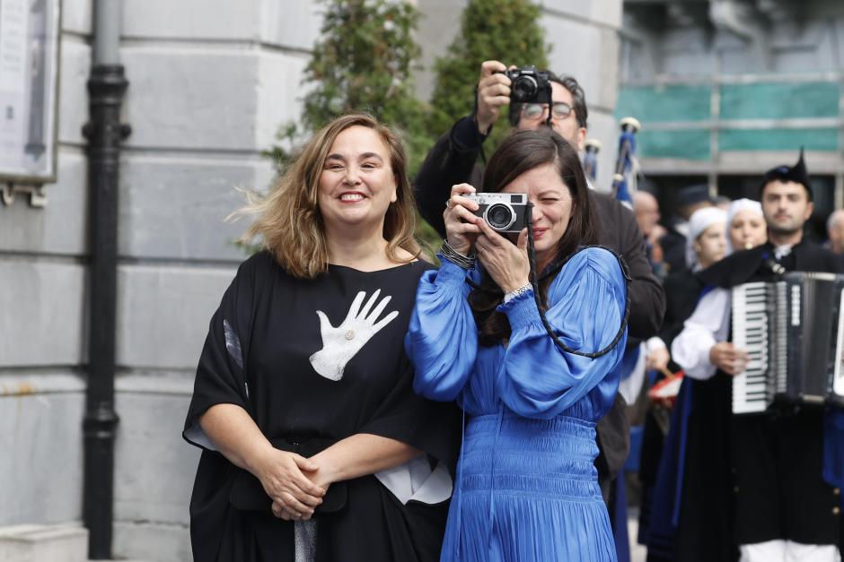 La fotógrafa Cristina de Middel, primera española en ocupar la presidencia de Magnum Photo y premiada, eligió un ridículo modelo negro con mano blanca posada en la dominga y pierna impresa saliendo de la cadera. Un espanto.