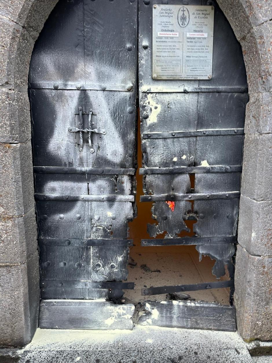 Imagen de la puerta de acceso del santuario de San Miguel de Aralar tras el incendio