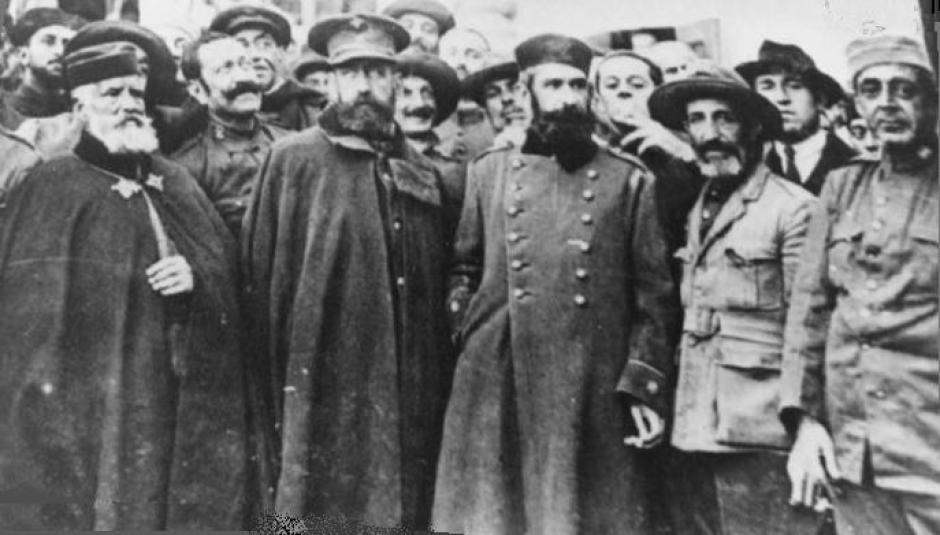 Izquierda a derecha, coronel de Infantería Araujo, general Navarro, teniente coronel de Infantería Manuel López Gómez, teniente coronel de Infantería Eduardo Pérez Ortiz y comandante de Caballería José Gómez Zaragoza, embarcados de vuelta a Melilla tras ponerse fin a su cautiverio